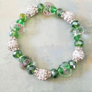 Green heart and bead stretch bracelet